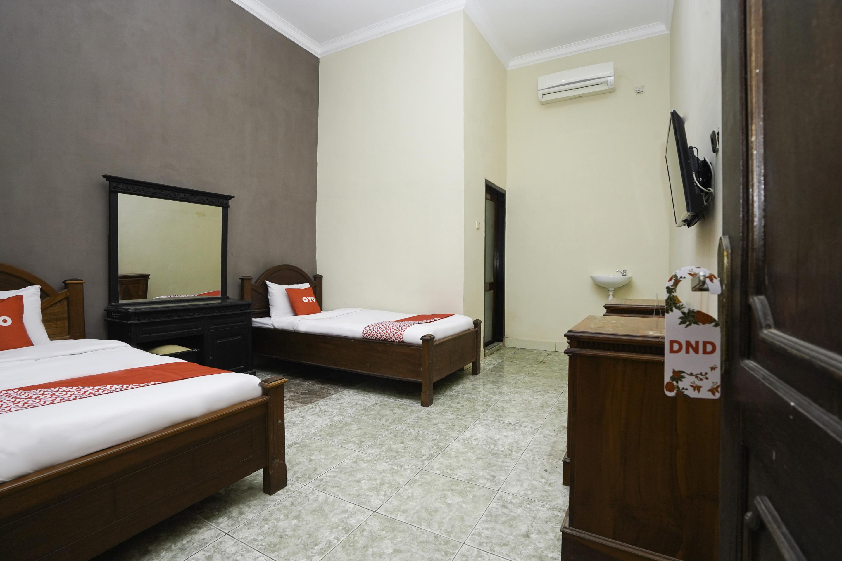 Pamekasan Oyo 2715 Hotel Madinah Syariah מראה חיצוני תמונה