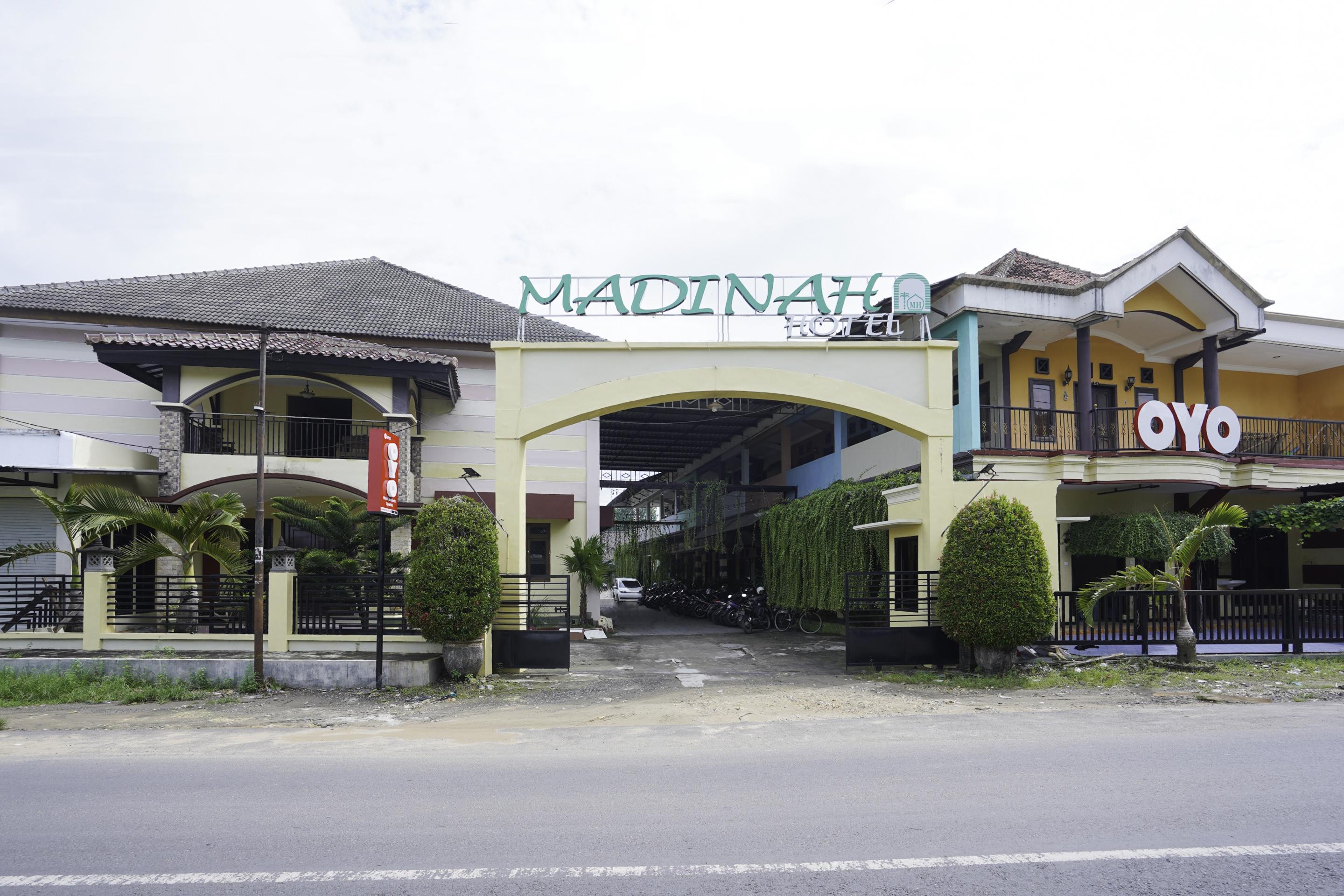 Pamekasan Oyo 2715 Hotel Madinah Syariah מראה חיצוני תמונה