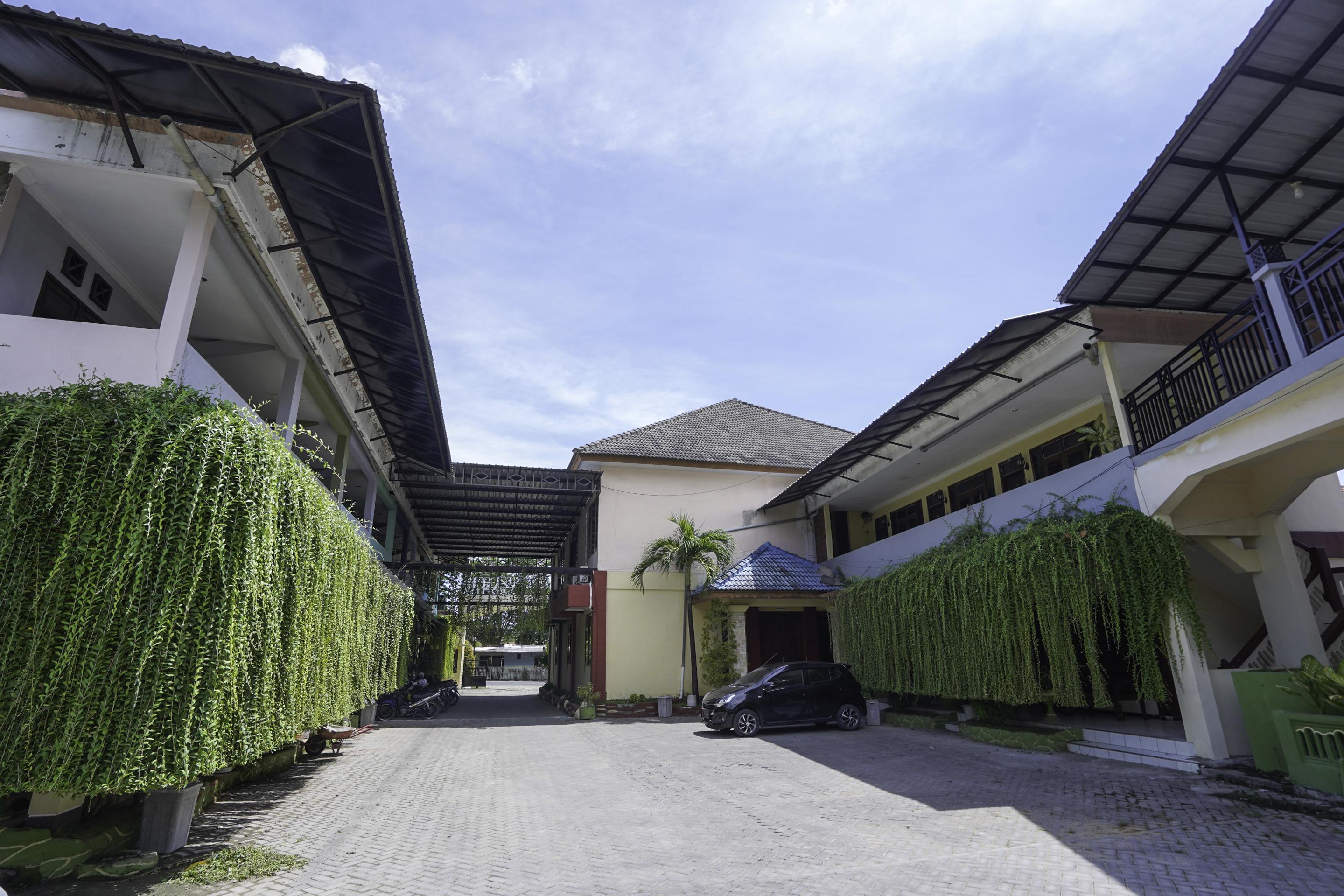 Pamekasan Oyo 2715 Hotel Madinah Syariah מראה חיצוני תמונה