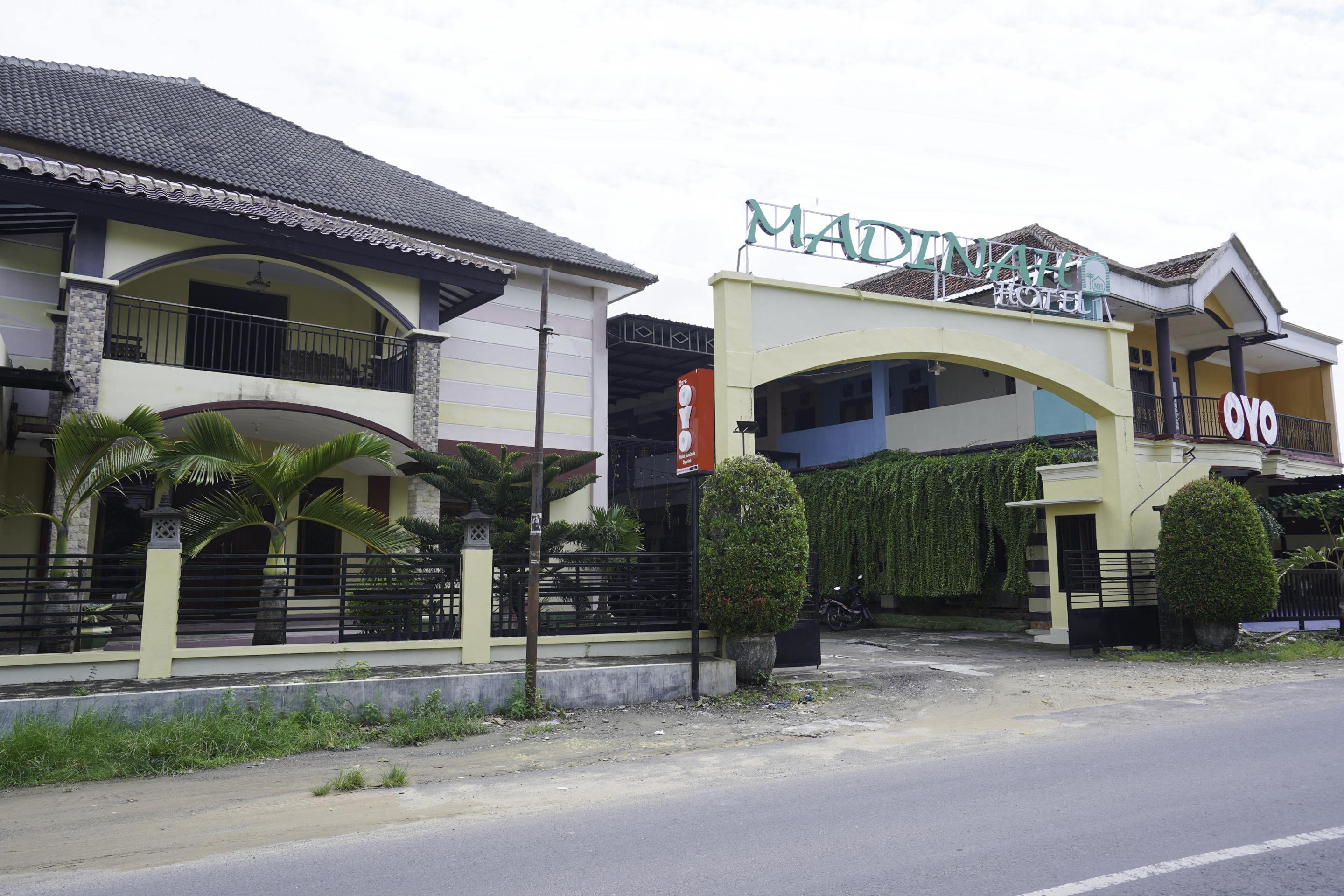Pamekasan Oyo 2715 Hotel Madinah Syariah מראה חיצוני תמונה