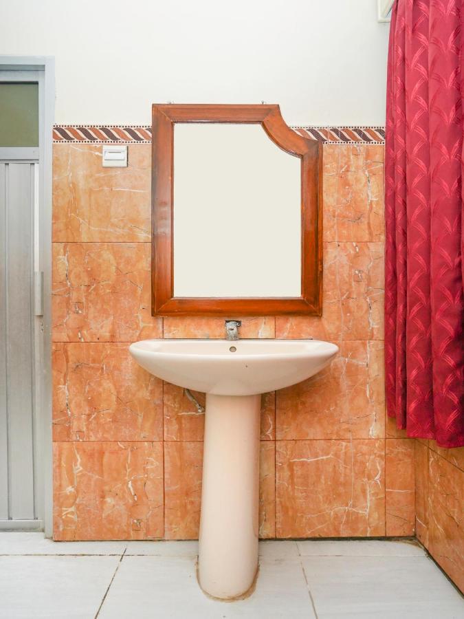 Pamekasan Oyo 2715 Hotel Madinah Syariah מראה חיצוני תמונה